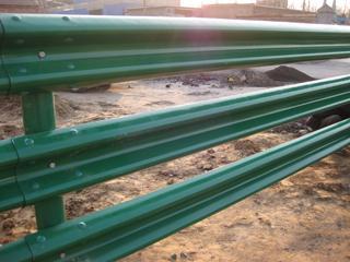 危險(xiǎn)地段三層護(hù)欄板 危險(xiǎn)地段三層護(hù)欄板